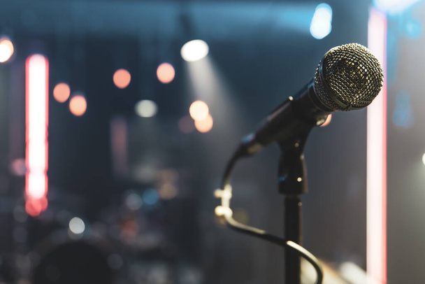Großaufnahme eines Mikrofons auf einer Konzertbühne mit schöner Beleuchtung. - Foto, Bild