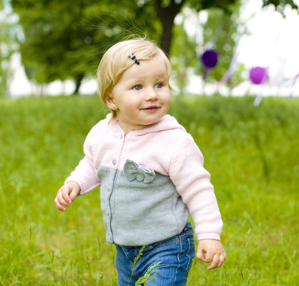 Ritratto della bambina di un anno nel parco
  - Foto, immagini