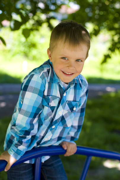 Porträt eines fünfjährigen Jungen im Freien - Foto, Bild