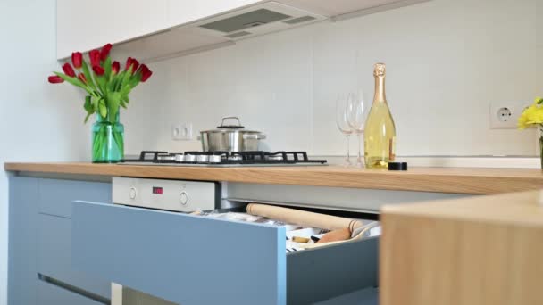 Mans mano cerrando un cajón en la moderna cocina azul azulado y blanco - Metraje, vídeo