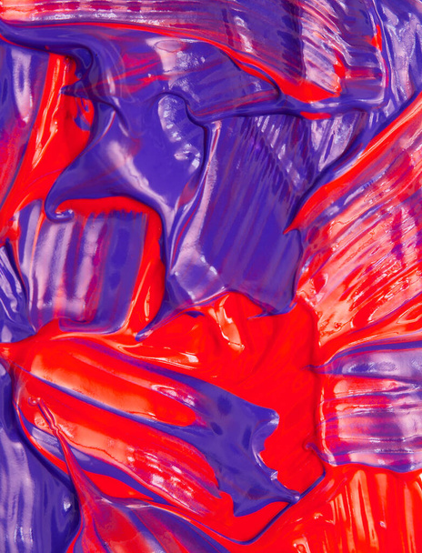 赤と紫の混乱混合塗料の背景。最小限の抽象的なクリーミーなテクスチャ,化粧品の創造的な壁紙のコンセプト - 写真・画像