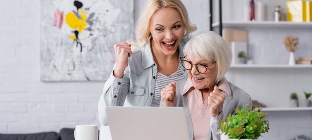 Pozitív nő mutat igen gesztus közelében laptop és idős anya, banner  - Fotó, kép