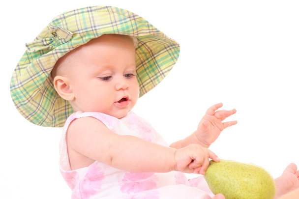 6 miesięcy córeczkę z zielonym gruszka na białym tle - Zdjęcie, obraz