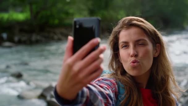 Meisje neemt selfie op mobiele telefoon. vreugdevolle vrouw het maken van grappige grimaces op camera - Video