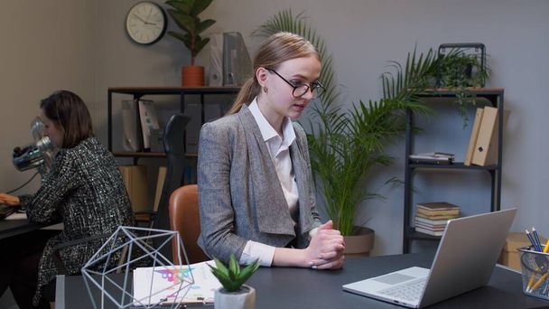 Biznes kobieta za pomocą laptopa, internet spotkanie konferencyjne w biurze webinar rozmowy przez kamerę internetową - Zdjęcie, obraz