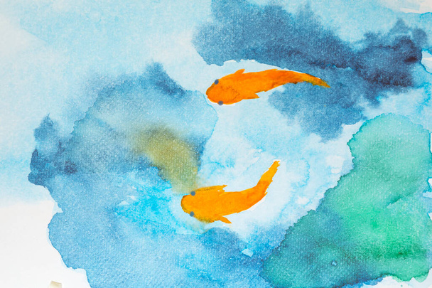 Acquerello due carpe arancio Koi nuotare in fondo blu. Arte pennello pesci carta da parati creativa su carta opaca - Foto, immagini