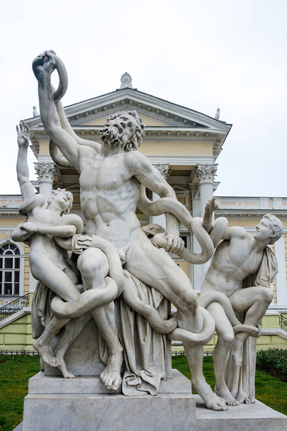Статуя Лаокуна и его сыновей, группа Лаокуна, монументальная мраморная скульптура. Статуя в городском парке Одессы возле Археологического музея. - Фото, изображение