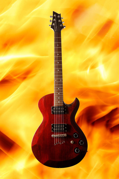 Αφίσα με κιθάρα σε φλεγόμενο φόντο. - Φωτογραφία, εικόνα