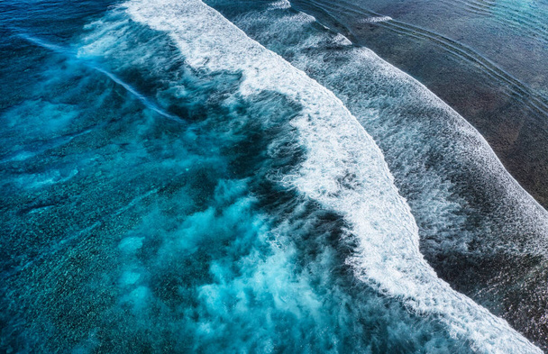 Côte avec de hautes vagues comme arrière-plan de vue de dessus. Fond d'eau bleu de vue de dessus. Paysage marin d'été de l'air. Indonésie. Voyage et image de vacances. - Photo, image