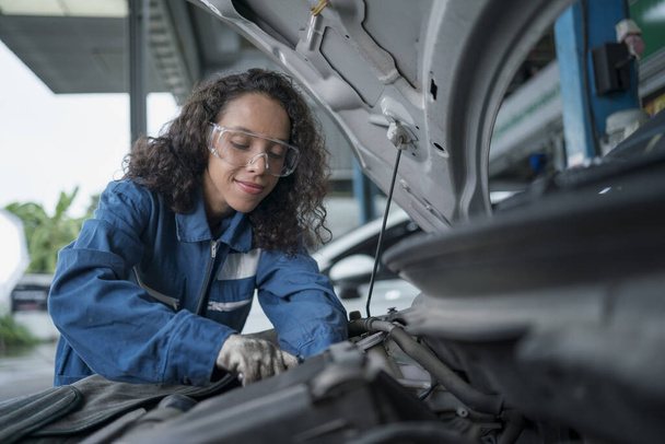 Auto mechanic female automotive diagnostic Checking car at workshop. car service, repair, maintenance.  - Valokuva, kuva