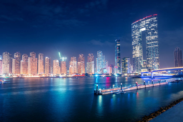 Многочисленные отели и жилые здания и офисные бизнес-центры на берегу моря в Дубае, ОАЭ. Концепция цен на недвижимость и туризма - Фото, изображение