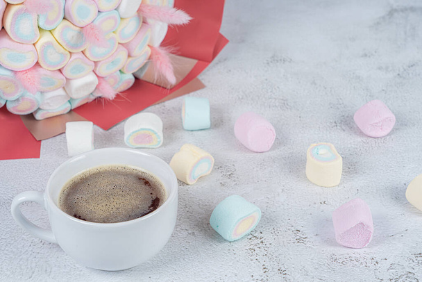 uma xícara de café no fundo de doces Marshmallows, close-u - Foto, Imagem