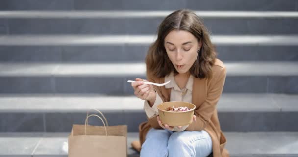 Trabajador de oficina comiendo comida para llevar al aire libre - Imágenes, Vídeo