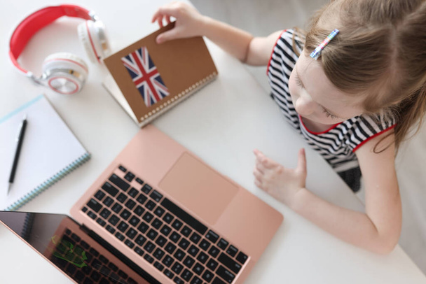 Kleines Mädchen lernt Fremdsprachen am Laptop - Foto, Bild