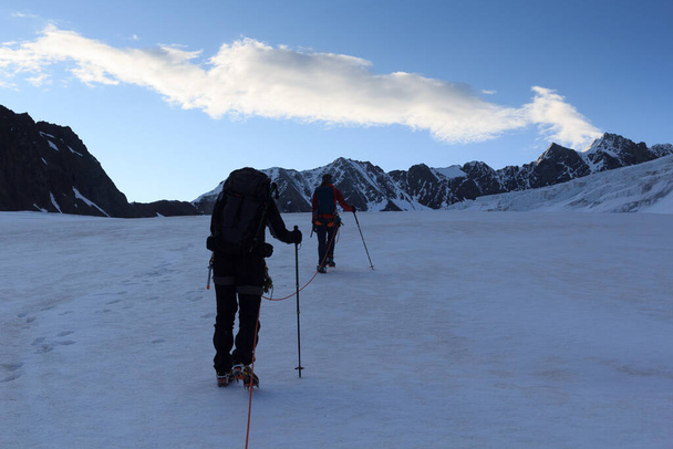 Equipo de cuerda montañismo con crampones en el glaciar Taschachferner hacia Wildspitze y panorama de nieve de montaña con cielo azul en los Alpes Tirol, Austria - Foto, imagen