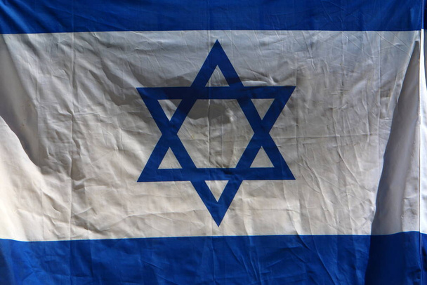 Banderas blancas y azules de Israel con la Estrella de David adornan las calles de la ciudad en el Día de la Independencia de Israel. El Día de la Independencia de Israel es el principal día festivo en Israel. - Foto, imagen