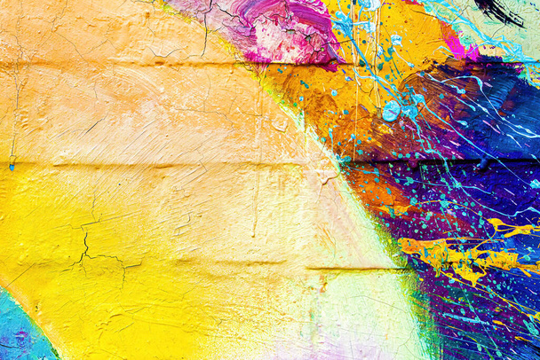 Ένα θραύσμα από πολύχρωμα γκράφιτι ζωγραφισμένο σε έναν τοίχο. Αφηρημένο αστικό υπόβαθρο για σχεδιασμό. - Φωτογραφία, εικόνα