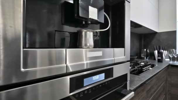 Koffiezetapparaat in modern donkerbruin, grijs en zwart ktchen - Video