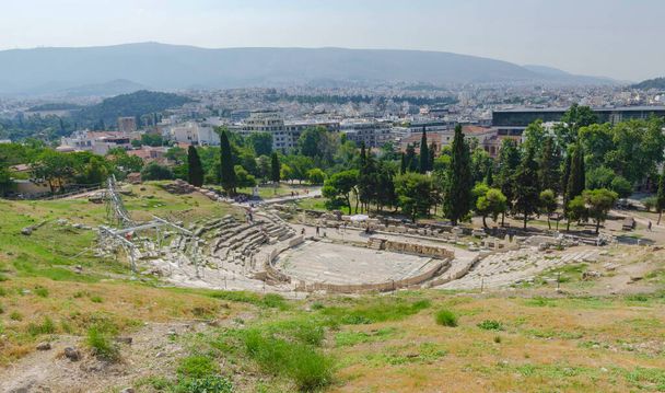 Αρχαίο θέατρο Διόνυσος κάτω από τα ερείπια της Ακρόπολης, με θέα την πόλη της Αθήνας, Ελλάδα, το καλοκαίρι ηλιόλουστη μέρα - Φωτογραφία, εικόνα