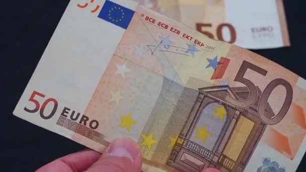 新しく古い50ユーロ紙幣は黒い背景に立っています, - 映像、動画