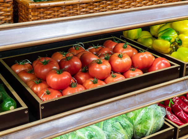Warzywa na półce w supermarkecie. Pomidory, papryka, brokuły i fasola. Dla zdrowej koncepcji - Zdjęcie, obraz