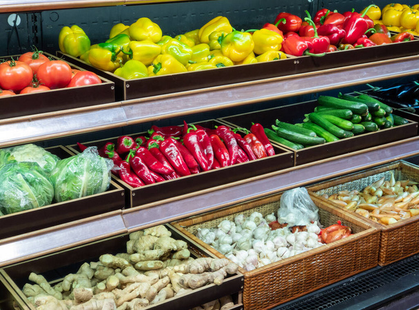 Un sacco di verdure nella navata del supermercato. Per un concetto sano - Foto, immagini