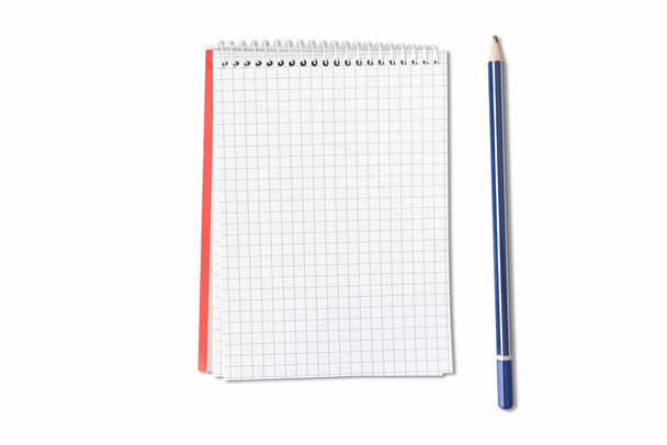 petit bloc-notes spirale et crayon isolé sur fond blanc - Photo, image