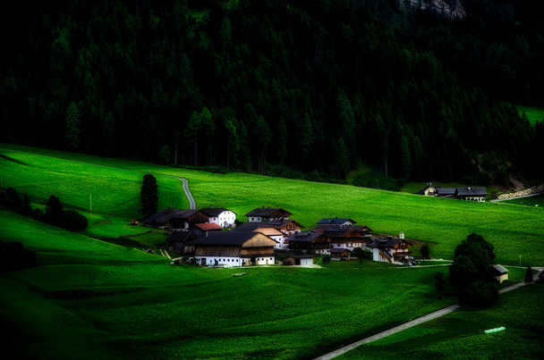 Горная деревня в Пустерии, в trentino alto adige, рядом с зрелищем диких клещей, объекта наследия ЮНЕСКО. С типичными ярко-зелеными цветами горы - Фото, изображение