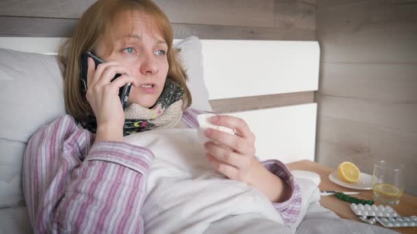 Άρρωστη γυναίκα στο κρεβάτι - Πλάνα, βίντεο