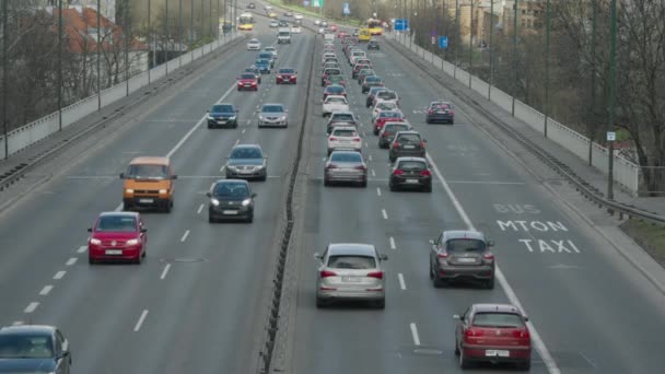 Numerosi il traffico su una grande strada a Varsavia una capitale della Polonia, al rallentatore girato. - Filmati, video