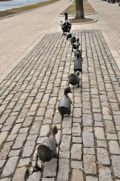 Moscow, Russia, April 12, 2021:  Bronze sculptural composition "Make way for ducklings!" on stone-paved path near Novodevichy pond. Monument is kind of symbol of reconciliation between Russia and United States of America - Foto, Bild