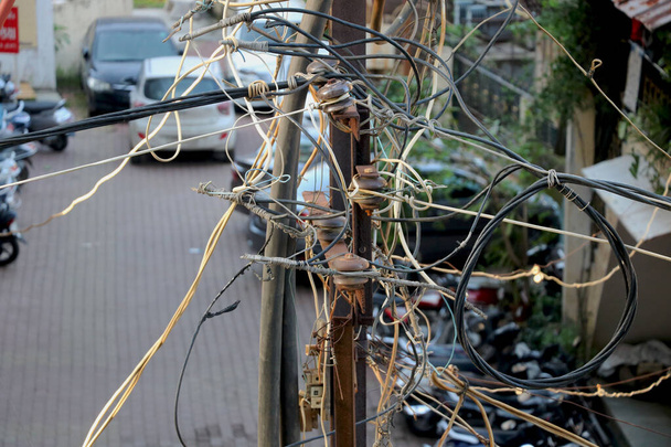 elektromos vezeték kettős holtak háromfázisú oldalsó rúd - Fotó, kép