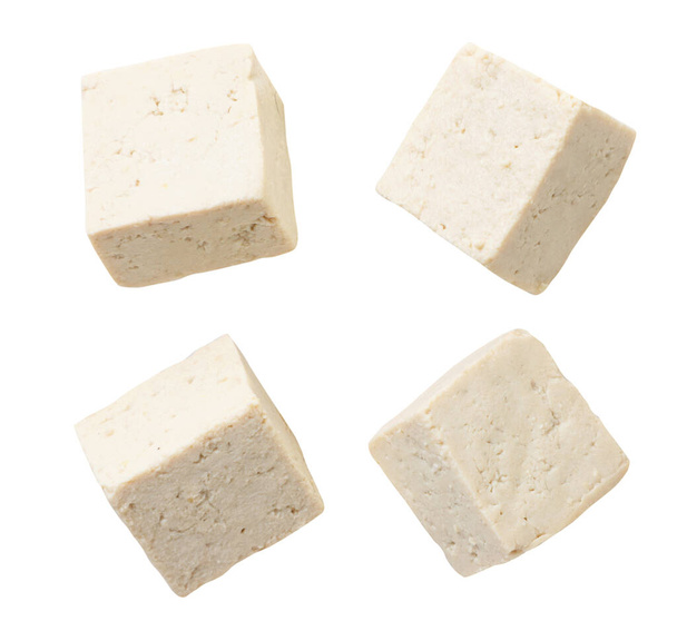 Zestaw pokrojonego w kostkę sera tofu z bliska na białym tle. Izolacja - Zdjęcie, obraz