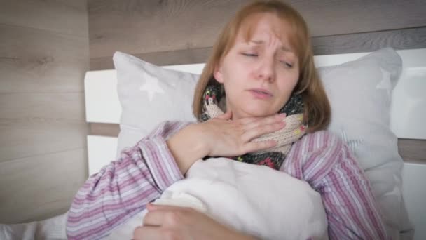 Zieke vrouw in bed - Video