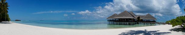 Laguna de color turquesa en una isla maldiva. Hermoso cielo y nubes y fondo de playa para vacaciones de verano y concepto de viaje. Vista panorámica - Foto, imagen