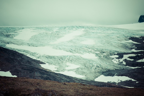 glittertind 山 (ヨートゥンハイメン nat から見た veobrean 氷河 - 写真・画像