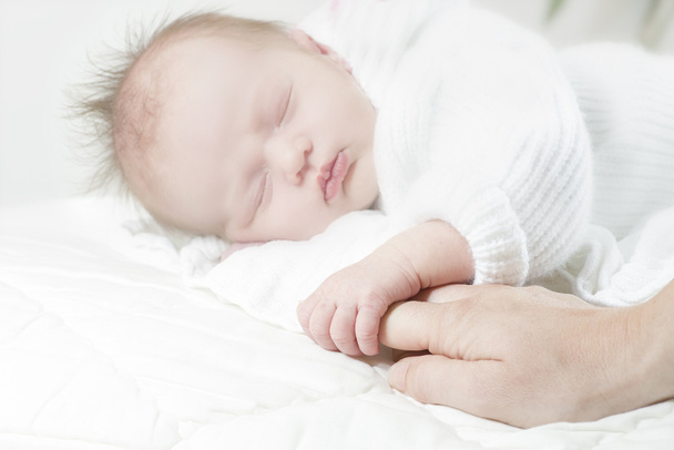 Dedo de bebê segurando
 - Foto, Imagem