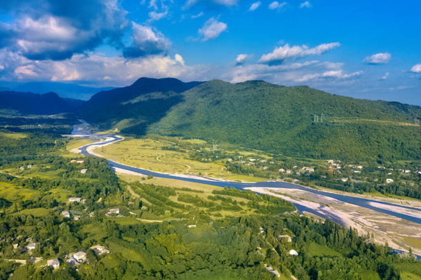 Näkymä joelle ja metsään drone kesällä - Valokuva, kuva