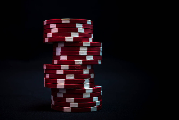 pile de jetons de poker sur fond noir - Photo, image