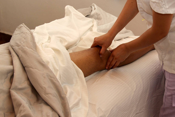 close up massagista no spa de trabalho, massagem terapêutica e reabilitação nas pernas - Foto, Imagem