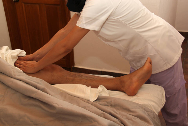 lähikuva hieroja kylpylä työ, terapeuttinen hieronta ja kuntoutus jaloissa - Valokuva, kuva