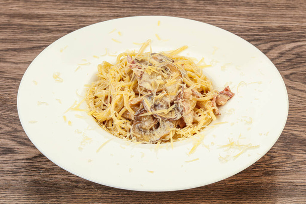 Pasta mit Champignons, Parmesan und Speck  - Foto, Bild