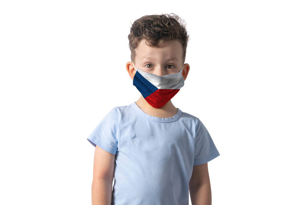 Légzőkészülék a Cseh Köztársaság zászlajával. Fehér fiú tesz orvosi arc maszk elszigetelt fehér háttér. - Fotó, kép