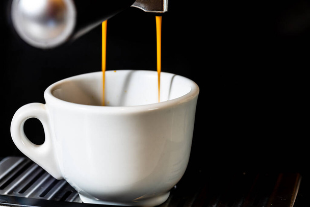 Чашка эспрессо, пока чашка наполняется кофеваркой - Фото, изображение