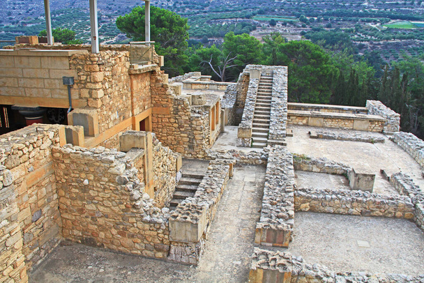 Ο μερικώς ανακαινισμένος πρώτος όροφος των Βασιλικών Διαμερισμάτων του Παλατιού της Κνωσού στην Κρήτη κοντά στο Ηράκλειο ονομάζεται η αρχαιότερη πόλη της Ευρώπης και το τελετουργικό και πολιτικό κέντρο του Μινωικού πολιτισμού..   - Φωτογραφία, εικόνα