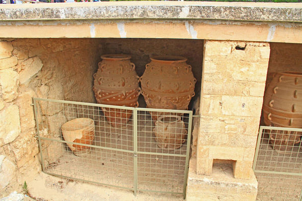 Klei potten of pithoi in het tijdschrift van het Paleis van Knossos op Kreta in Griekenland in de buurt van Heraklion wordt genoemd Europa 's oudste stad en het ceremoniële en politieke centrum van de Minoïsche beschaving.   - Foto, afbeelding