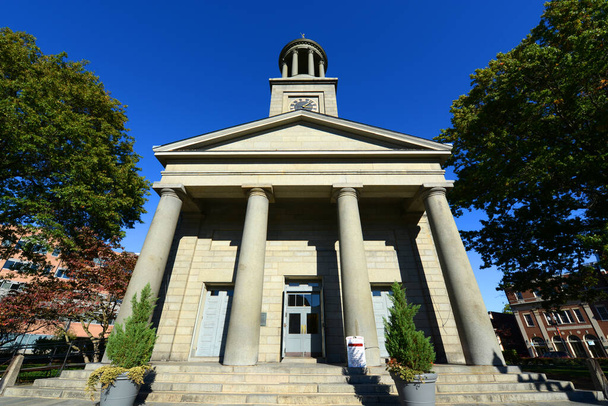 ユナイテッド・ファースト教区教会は1828年にアメリカ合衆国マサチューセッツ州クインシー中心街に建設された。ジョン・アダムズ大統領とジョン・クインシー・アダムズは教会の地下にある家族の地下室に埋葬されている。.  - 写真・画像