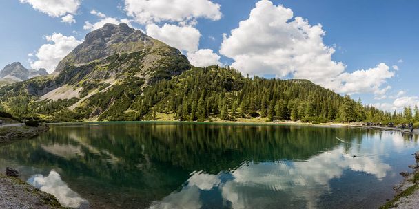 Mountain panoraama näkymä kuuluisalle järvelle Seebensee vuorella Ehrwalder Sonnenspitze, Tiroli, Itävalta - Valokuva, kuva