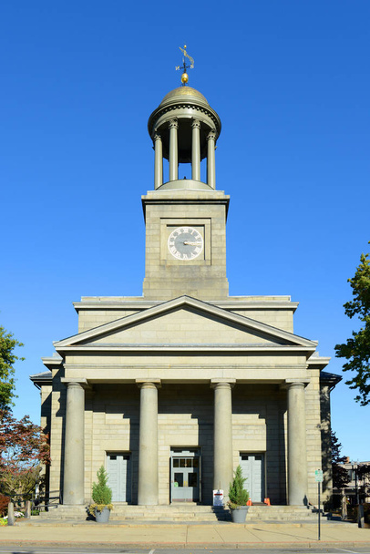 United First Parish Church fue construida en 1828 en el centro de Quincy, Massachusetts MA, EE.UU. Los presidentes John Adams y John Quincy Adams están enterrados en la cripta familiar debajo de la iglesia.  - Foto, Imagen