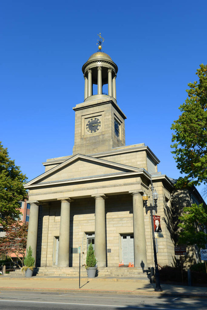 United First Parish Church was built in 1828 in downtown Quincy, Massachusetts MA, USA. Presidents John Adams and John Quincy Adams are buried in the family crypt beneath the church.  - Photo, Image